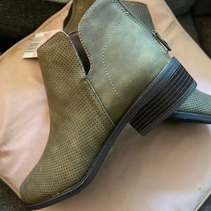 New with Tags olive green boot